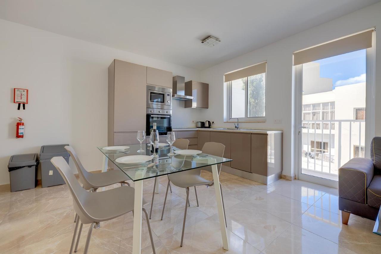 Deluxe Apartment Steps To St George'S Bay Сент Джулианс Экстерьер фото
