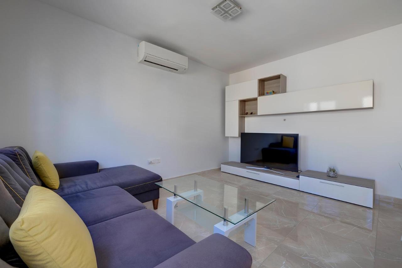 Deluxe Apartment Steps To St George'S Bay Сент Джулианс Экстерьер фото