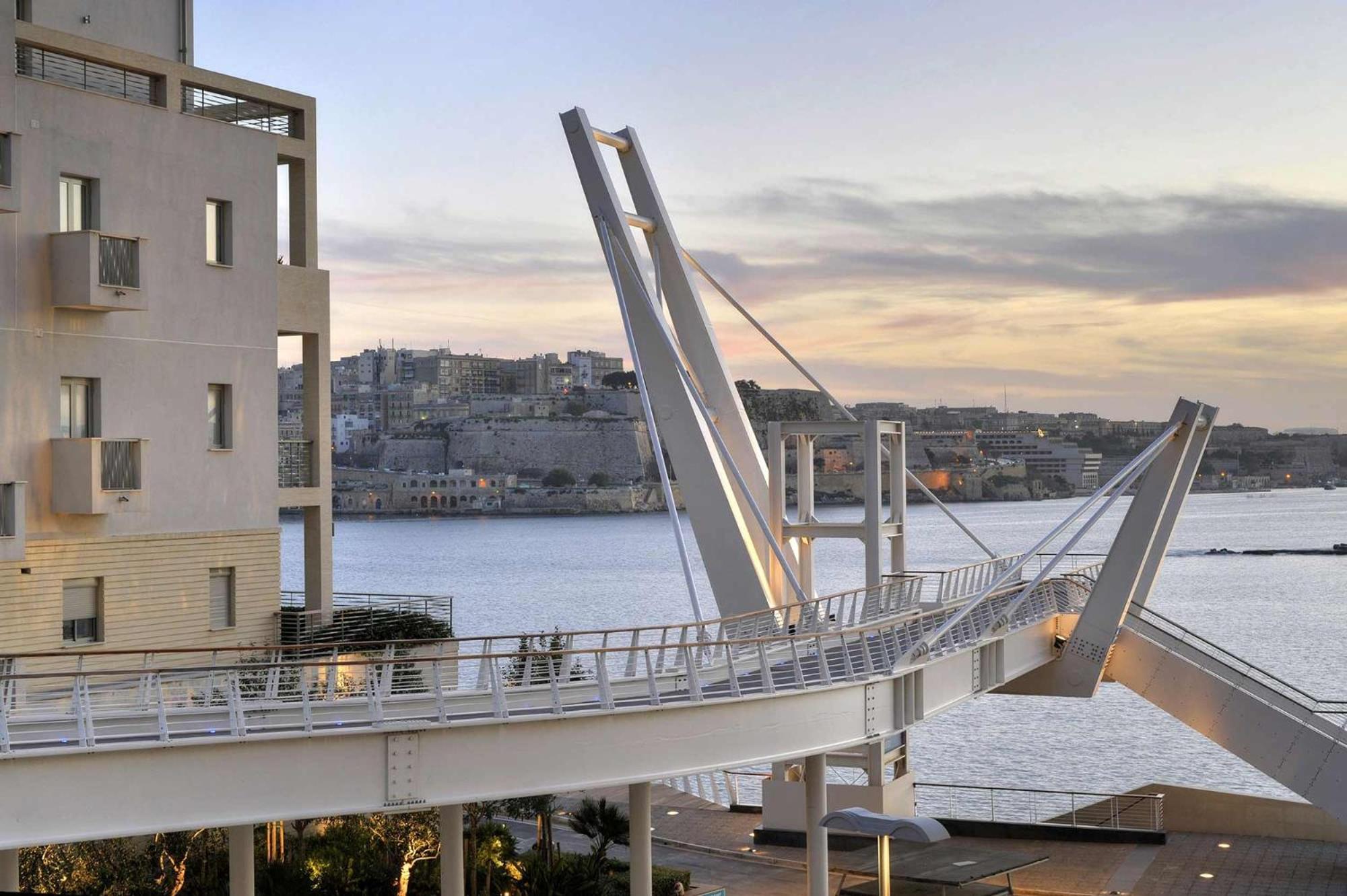 Deluxe Apartment Steps To St George'S Bay Сент Джулианс Экстерьер фото
