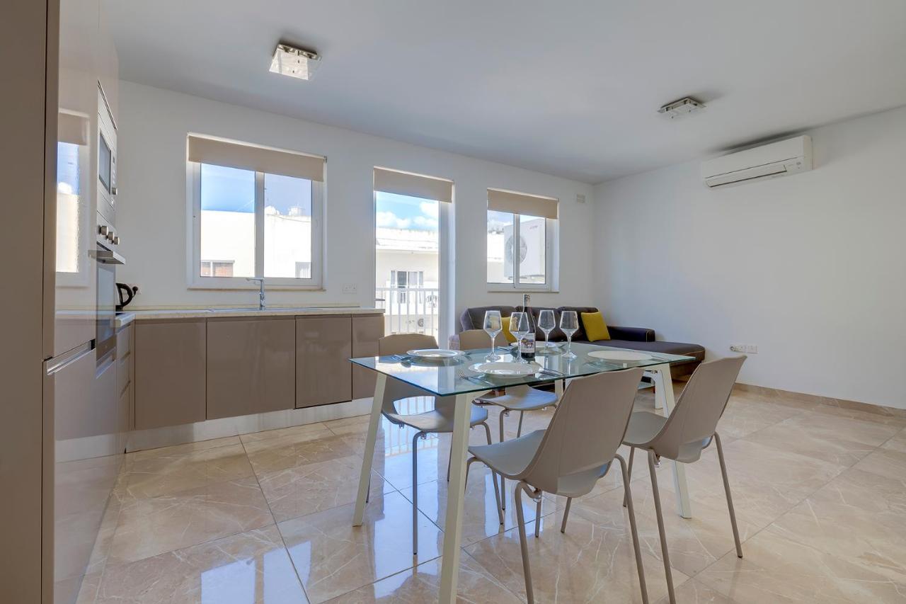 Deluxe Apartment Steps To St George'S Bay Сент Джулианс Экстерьер фото