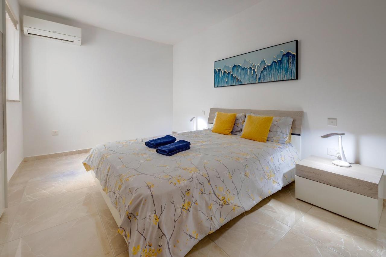 Deluxe Apartment Steps To St George'S Bay Сент Джулианс Экстерьер фото
