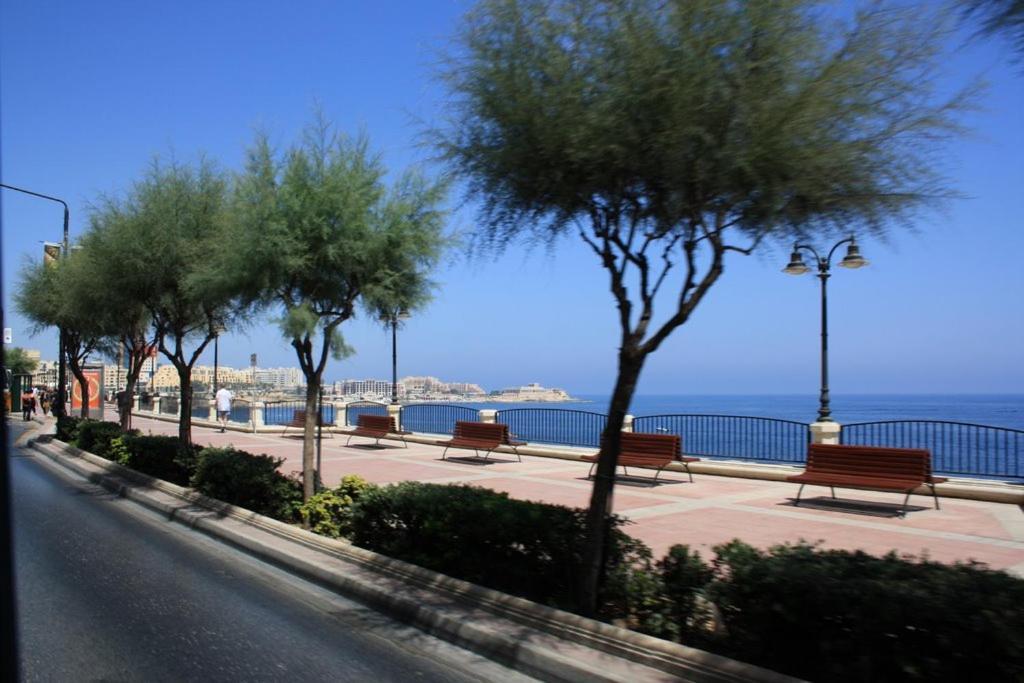 Deluxe Apartment Steps To St George'S Bay Сент Джулианс Экстерьер фото