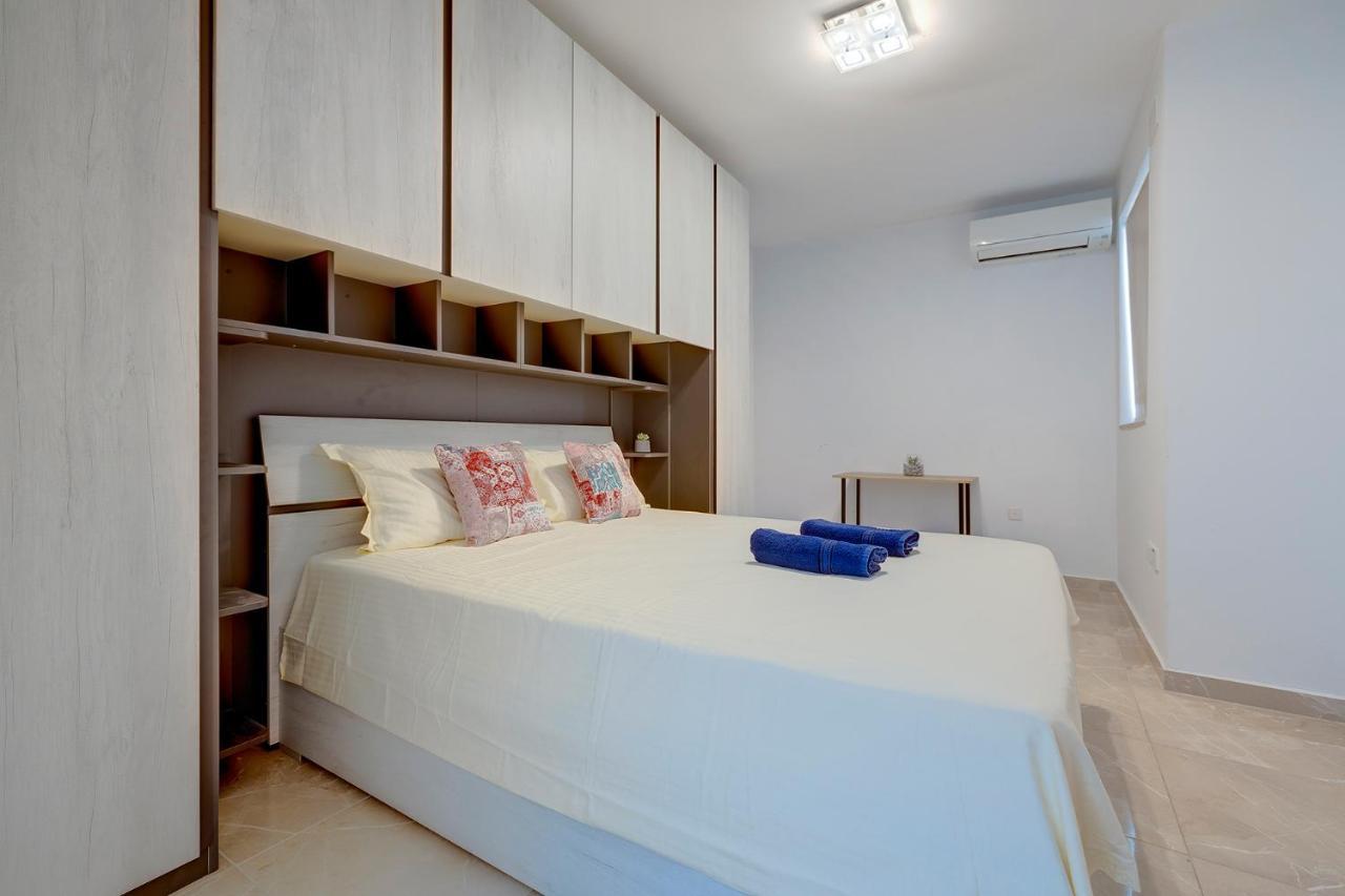 Deluxe Apartment Steps To St George'S Bay Сент Джулианс Экстерьер фото