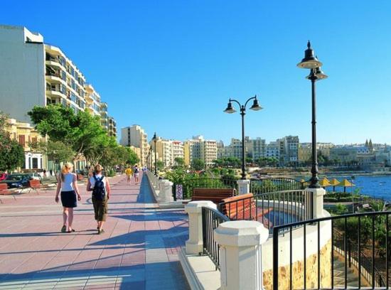 Deluxe Apartment Steps To St George'S Bay Сент Джулианс Экстерьер фото