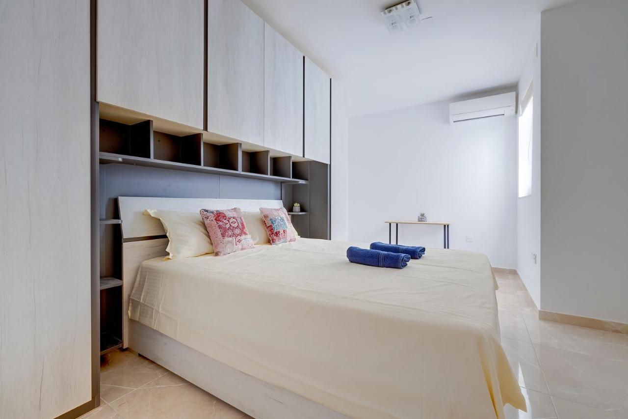 Deluxe Apartment Steps To St George'S Bay Сент Джулианс Экстерьер фото