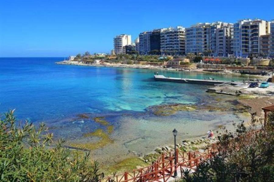 Deluxe Apartment Steps To St George'S Bay Сент Джулианс Экстерьер фото